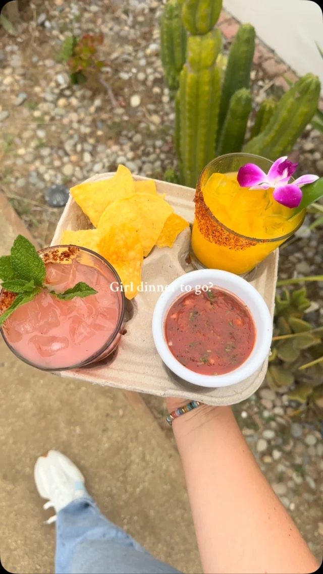 Dream lineup 🌵🍹✨

#girldinner #cocktailstogo #margaritatime🍹 #chipsandsalsa #venicebeach #lafoodies